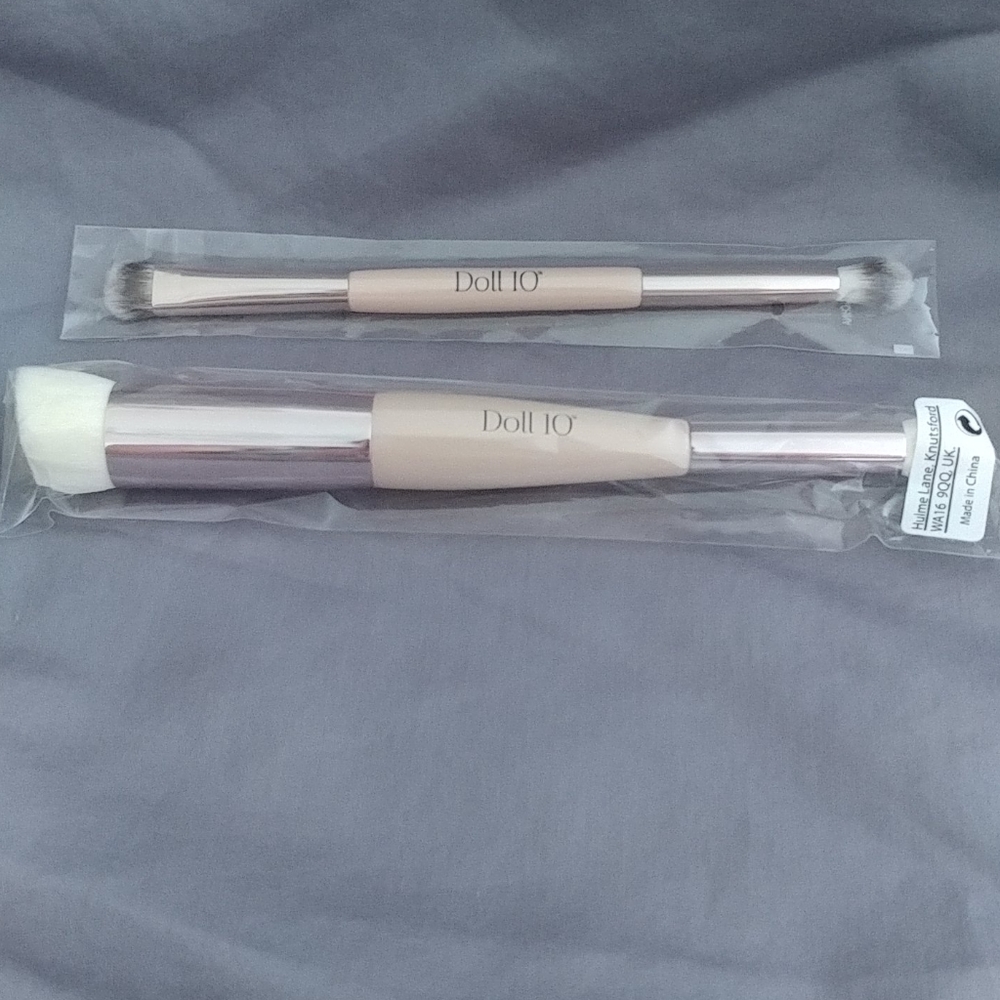 Doll 10 makeup brush duo
